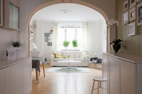 sistemas de almacenaje en decoración estilo nórdico escandinavo decoración en blanco Cómo crear espacio extra de almacenaje en casa cómo crear espacio extra de almacenaje blog estilo nórdico blog diseño decoración de interiores armarios empotrados estanterías baldas zapateros vitrinas Aprovechar las zonas de paso para almacenaje 