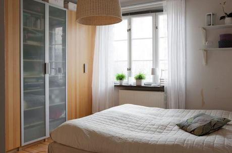 sistemas de almacenaje en decoración estilo nórdico escandinavo decoración en blanco Cómo crear espacio extra de almacenaje en casa cómo crear espacio extra de almacenaje blog estilo nórdico blog diseño decoración de interiores armarios empotrados estanterías baldas zapateros vitrinas Aprovechar las zonas de paso para almacenaje 