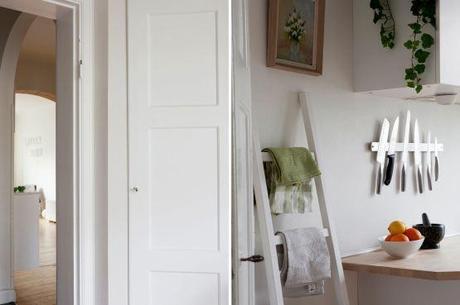 sistemas de almacenaje en decoración estilo nórdico escandinavo decoración en blanco Cómo crear espacio extra de almacenaje en casa cómo crear espacio extra de almacenaje blog estilo nórdico blog diseño decoración de interiores armarios empotrados estanterías baldas zapateros vitrinas Aprovechar las zonas de paso para almacenaje 