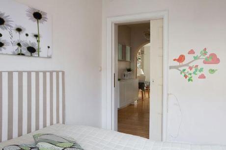 sistemas de almacenaje en decoración estilo nórdico escandinavo decoración en blanco Cómo crear espacio extra de almacenaje en casa cómo crear espacio extra de almacenaje blog estilo nórdico blog diseño decoración de interiores armarios empotrados estanterías baldas zapateros vitrinas Aprovechar las zonas de paso para almacenaje 