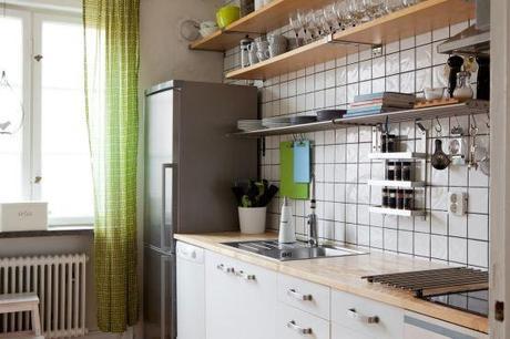 sistemas de almacenaje en decoración estilo nórdico escandinavo decoración en blanco Cómo crear espacio extra de almacenaje en casa cómo crear espacio extra de almacenaje blog estilo nórdico blog diseño decoración de interiores armarios empotrados estanterías baldas zapateros vitrinas Aprovechar las zonas de paso para almacenaje 