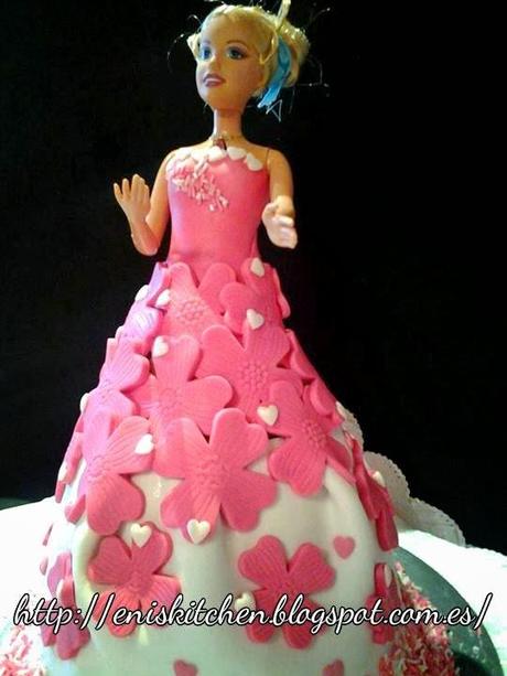 Tarta Barbie con amor para mi sobrina  Amalya! - Tutorial - Como montar una tarta popcake Barbie y forrarla con fondant!