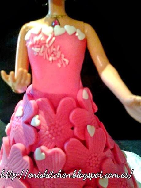 Tarta Barbie con amor para mi sobrina  Amalya! - Tutorial - Como montar una tarta popcake Barbie y forrarla con fondant!