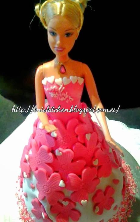 Tarta Barbie con amor para mi sobrina  Amalya! - Tutorial - Como montar una tarta popcake Barbie y forrarla con fondant!