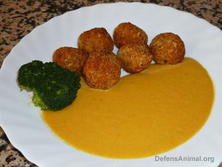 Albóndigas de soja texturizada con salsa de almendras