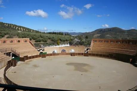 JOSÉ LUIS MORENO VISITA ALMEDINILLA Y SU COLISEO