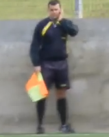 Juez de linea hablando por el móvil en un partido (video)
