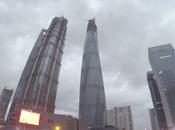 Escalofriante: jóvenes escalan permiso hasta alto construcción Torre Shanghái