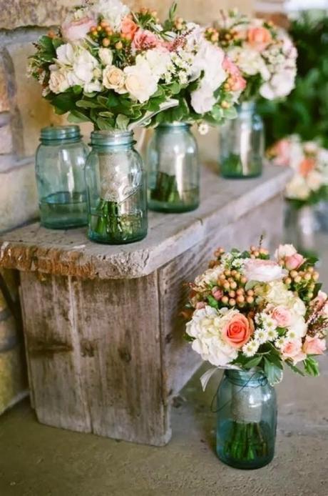 Decoración. Botes de cristal y flores