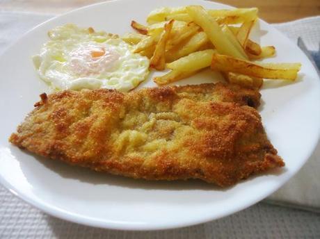 Escalope de ternera empanado con patatas y huevo Escalope de ternera empanado con patatas y huevo