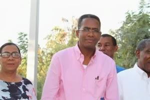 Del Valle deja iniciada reconstrucción camino en Neiba.