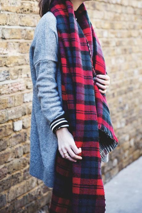 Mixing_Prints-London-LFW-Jeans-Hat-Chained_boots-Street_Style-Outfit-8