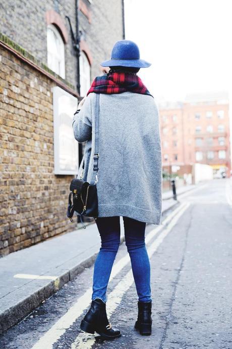 Mixing_Prints-London-LFW-Jeans-Hat-Chained_boots-Street_Style-Outfit-1