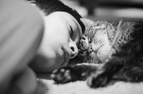 Mujer y gato durmiendo