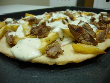 Pizza de cordero, patatas fritas y salsa de yogurt