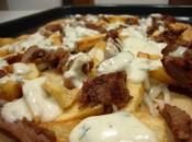 Pizza cordero, patatas fritas salsa yogurt