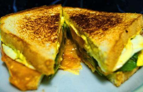 Sandwich de Pavo, Pimiento, Huevo y Queso Cheddar a la Mostaza