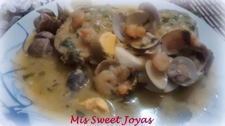 Merluza a la vasca con gambas