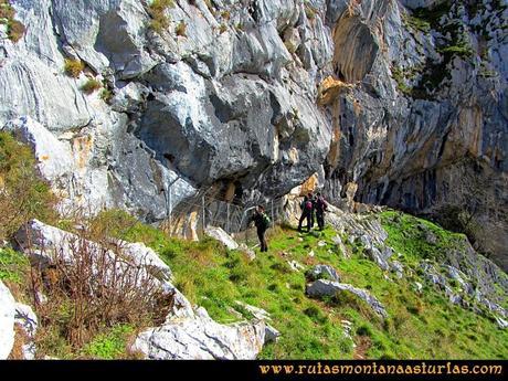 Rutas Montaña Asturias de las Pinturas Rupestres de Fresnedo: Visitando el abrigo Cochantoria