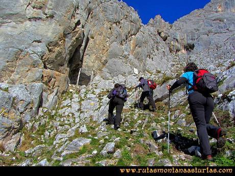 Rutas Montaña Asturias de las Pinturas Rupestres de Fresnedo: Llegando al Abrigo del Paso