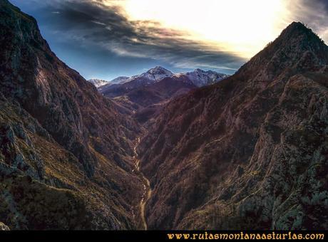 Rutas Montaña Asturias de las Pinturas Rupestres de Fresnedo: Bonita vista del Ferreirúa nevado y la carretera que sube al puerto Ventana