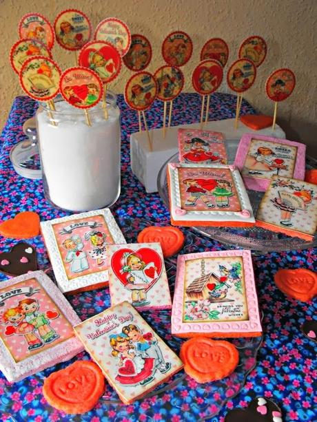 Galletas con papel de azúcar y piruletas con chocotransfer para San Valentín