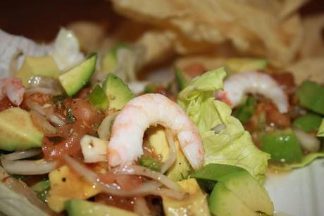 ENSALADA PICANTE DE GAMBAS Y AGUACATE