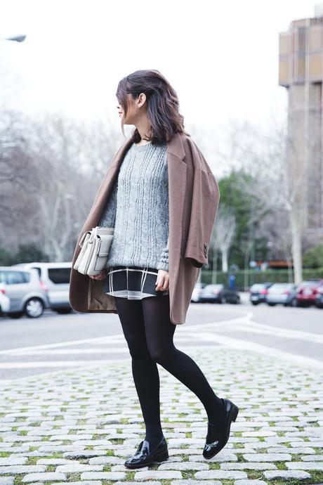 Plaid_Skirt-Camel_Coat-Loaffers_SreetStyle-Outfit-8