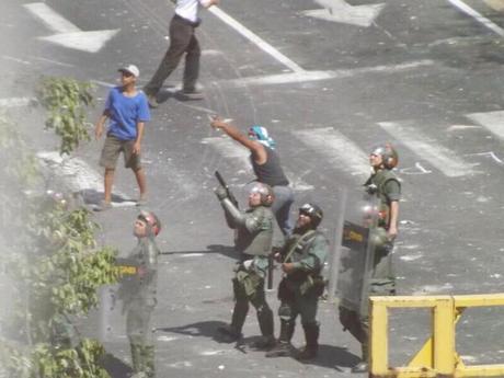 GN asesinanando estudiantes