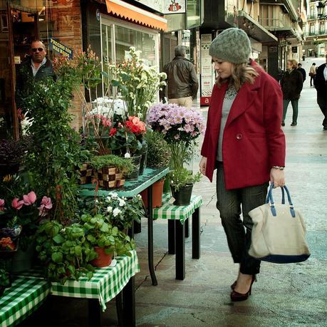 WALKING AROUND THE CITY WALKING AROUND THE CITY