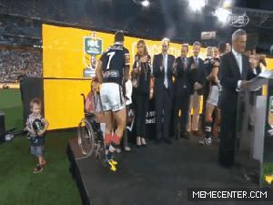 niño se cae en presentacion