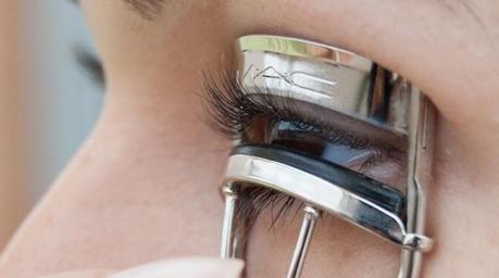 PRODUCTOS Y ACCESORIOS BÁSICOS PARA EL MAQUILLAJE PRODUCTOS Y ACCESORIOS BÁSICOS PARA EL MAQUILLAJE