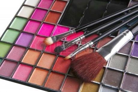 PRODUCTOS Y ACCESORIOS BÁSICOS PARA EL MAQUILLAJE PRODUCTOS Y ACCESORIOS BÁSICOS PARA EL MAQUILLAJE