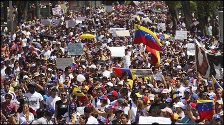 Joven venezolana muere tras ser herida durante protestas