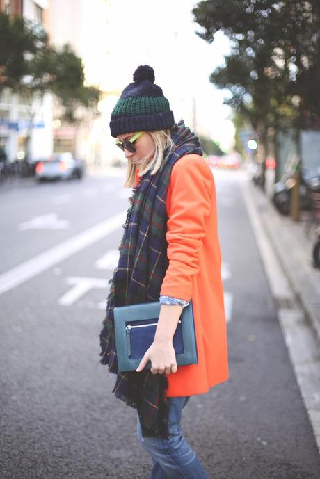 STREET STYLE; COLOR COATS.-