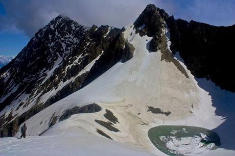 Lago de esqueletos en Roopkund, India...