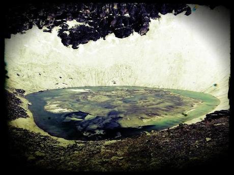 Lago de esqueletos en Roopkund, India...