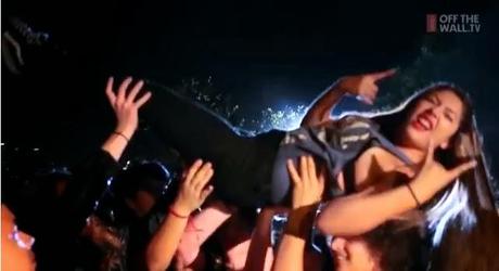 chica en un concierto