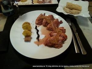 Magret de pato con cebolla caramelizada