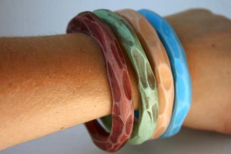 Brazaletes DIY de colores hechos con arcilla polimérica, FIMO o sculpey