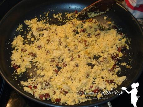 Huevos rellenos de jamón con salsa de tomate