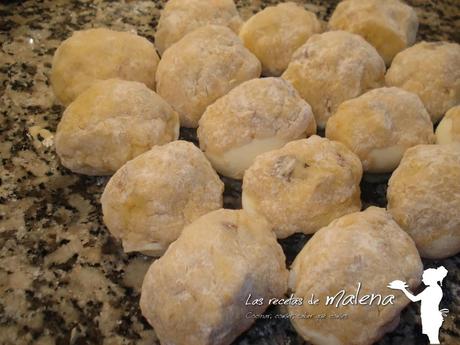 Huevos rellenos de jamón con salsa de tomate
