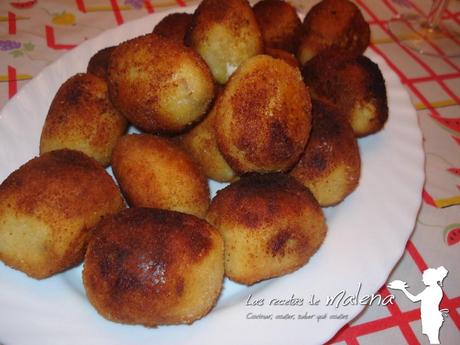 Huevos rellenos de jamón con salsa de tomate