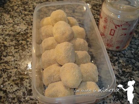 Huevos rellenos de jamón con salsa de tomate