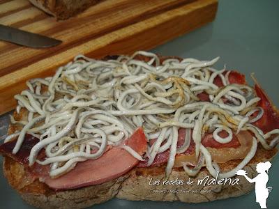 Tosta de gulas y jamón