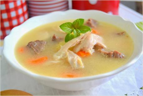 Puchero típico de Andalucía y Málaga. Caldo de sopa con pollo y ternera
