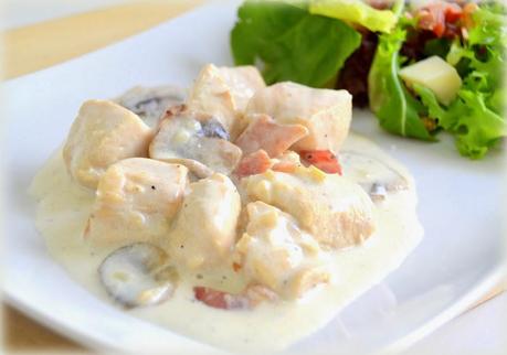 Pollo con nata, champiñones y bacon