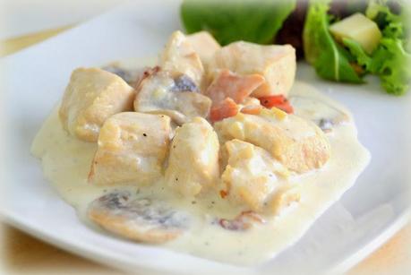 Pollo con nata, champiñones y bacon