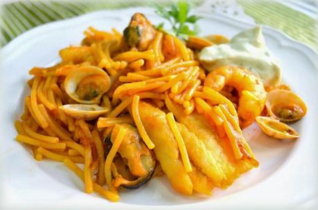 Fideuá con pescado y marisco. Fácil, rápida y deliciosa.
