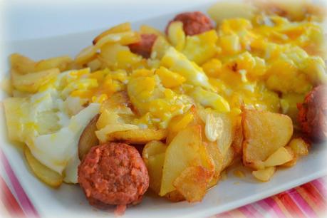 Huevos rotos con patatas y chorizo. Fácil y rápido.